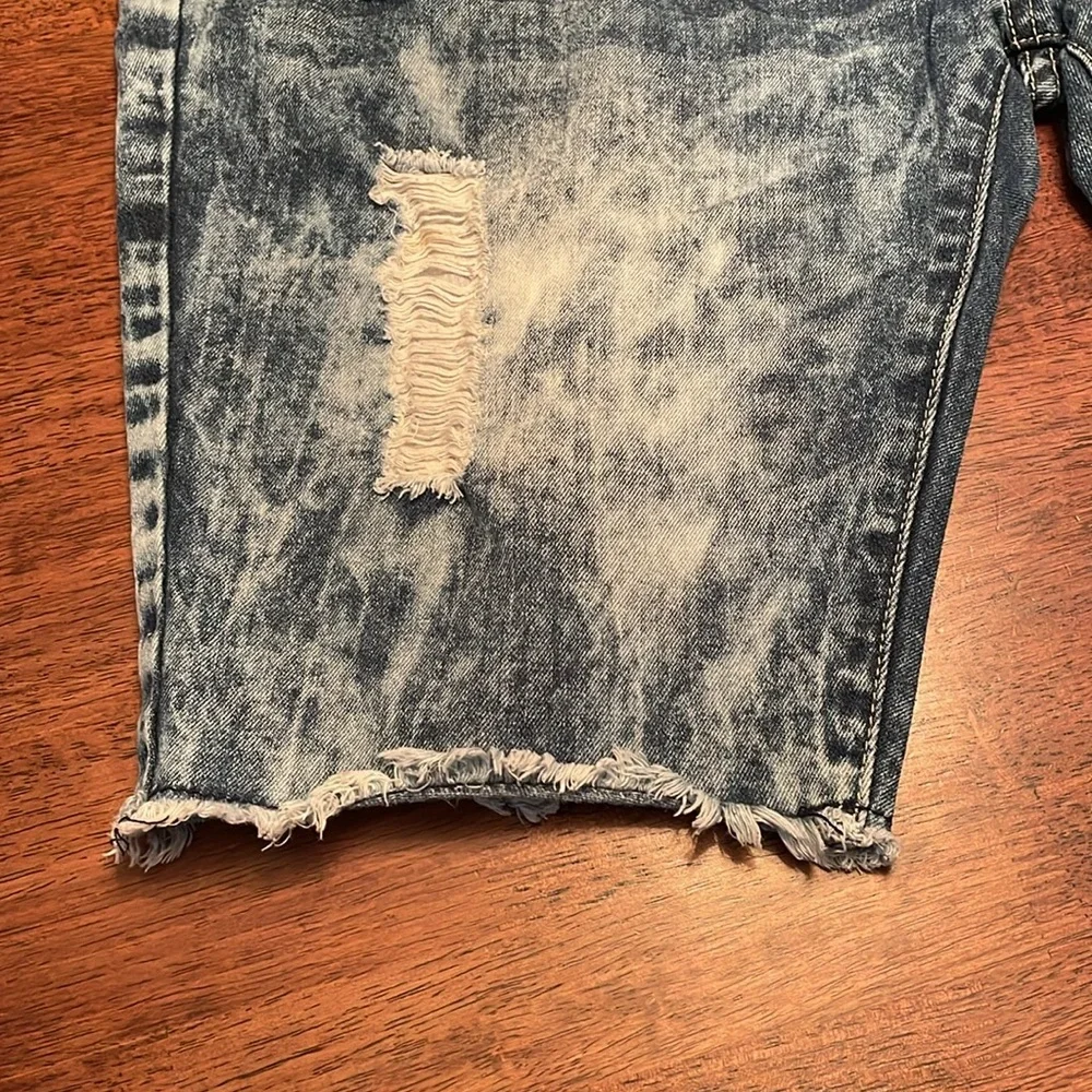 Carbon Relaxed acid washed distressed denim shorts